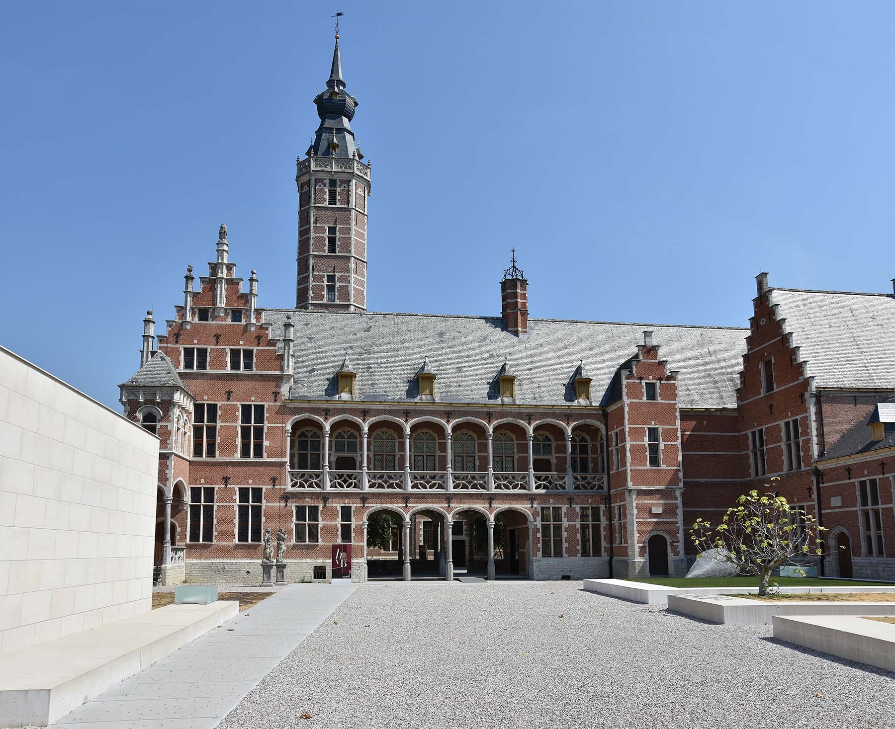 Museum Hof van Busleyden (exterieur)
